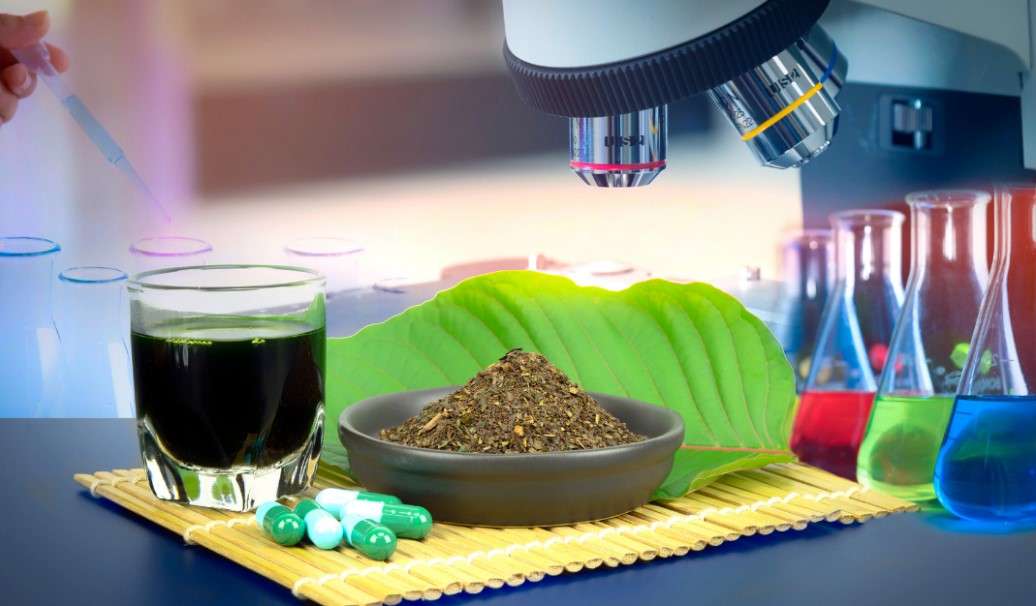 Kratom v laboratoři na výzkumu